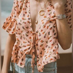 Lulus Tie front flutter top‎ women’s medium in Peach floral